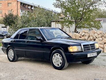 Mercedes-Benz: Maşın şəkildə göründüyü kimidir. Kasmetikasi idealdi. Tək kraskasina — 1