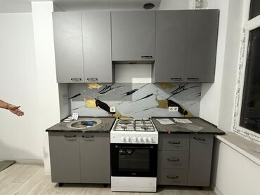 продажа кухонных уголков: Кухонный гарнитур в современном стиле с серыми фасадами и столешницами