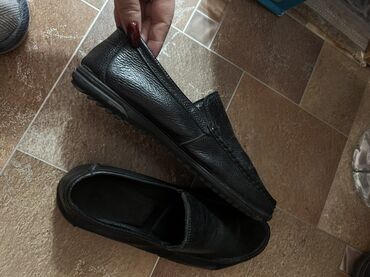 Кроссовки и спортивная обувь: Продаю обувь на мальчика, 37 размер. Все в отличном состоянии. Цена — 5