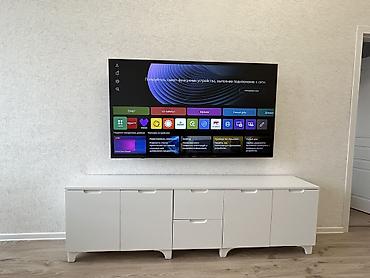 TV altlığı: Ağ rəngli TV stend - Ölçülər: uzunluq 200 sm, hündürlük təxminən — 1