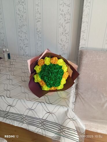 gül buketleri: Əl işi olan bu gül dəstəsi süni güllərdən hazırlanmışdır. Dəstədə