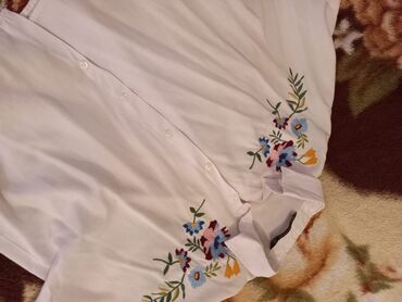 женские стеганые юбки: Ağ rəngli qadın köynəyi - Klassik düyməli model, çevik yaxa və uzun