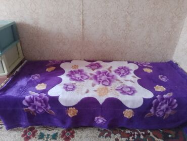 резиновые коврики для дома: 2 пледа на кровать, можно на ковёр как накидки 700 за каждый, за 2