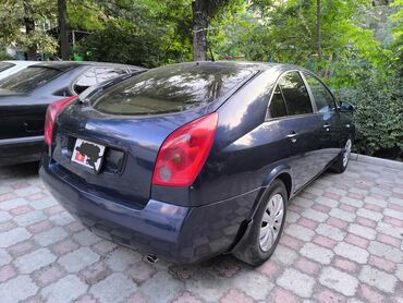 Nissan: Автомобиль Nissan Primera синего цвета, кузов типа хэтчбек. Автомобиль