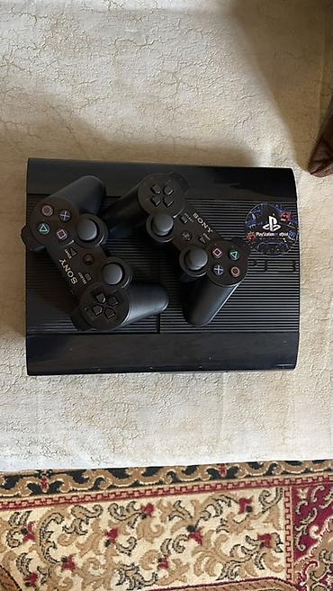 oculus 3: Sony PlayStation 3 Super Slim oyun konsolu 2 Pult üstnde verilir — 2