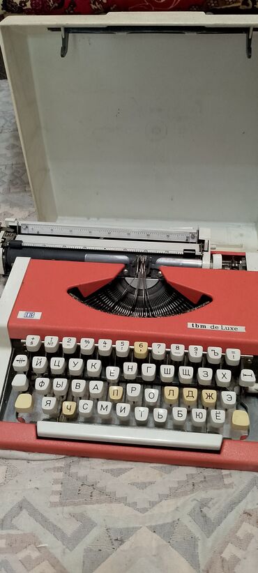 часы гкнб: Винтажная пишущая машинка IBM de Luxe в кораллово-бежевом корпусе