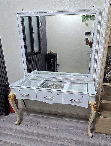 salon guzguler: İşlənmiş, Açılmayan, Şüşə, Dördbucaq masa — 1