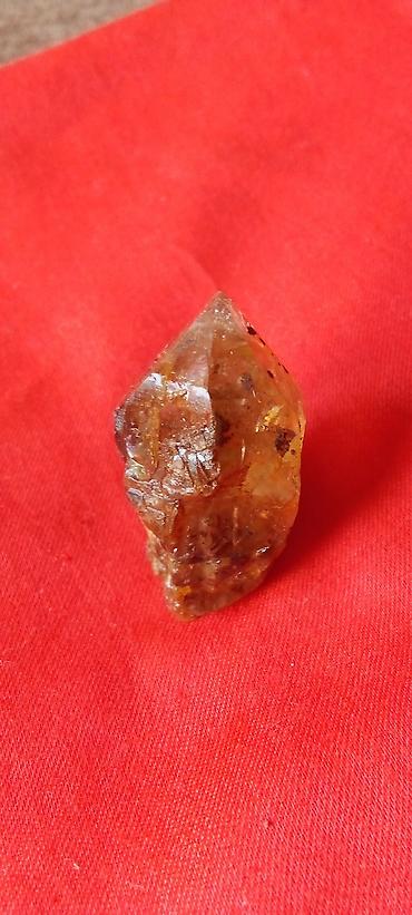 red dot: Prirodni kvarcni kristal – sirovi komad - Materijal: prirodni kvarc — 10