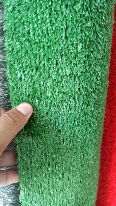 Süni ot rulosu, yaşıl rəngdə və yüksək sıxlıqlı görünüşə malikdir