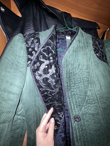 весенние кожаные куртки: Продам женский чапан Качество, цвет, отличный Продаю потому что стал