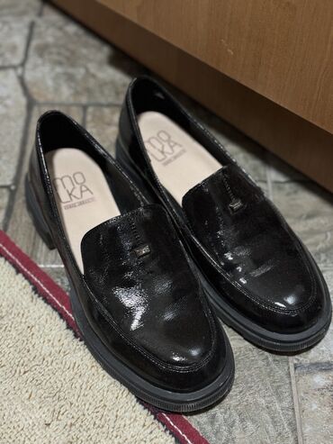 обувь школьная: Продам лоферы, надела всего один раз, не подошел по размеру