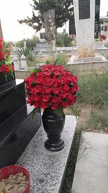 gul dukani: Məzar abidələri üçün dekorativ gül kompozisiyası - Tərkib: Qırmızı — 1