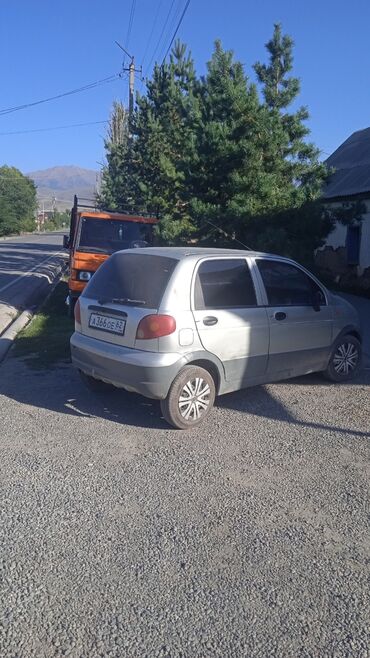 авто кызыл кыя: Хэтчбек Daewoo Matiz серебристого цвета, оборудованный пятиступенчатой