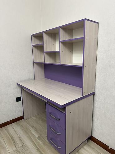 table study: Письменный стол с надстройкой и выдвижной полкой для клавиатуры. - — 1