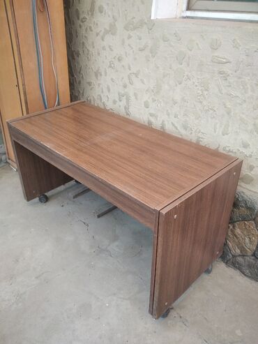 бу журнальный столик: Продаю журнальный столик. Добротный, тяжелый, на колёсах