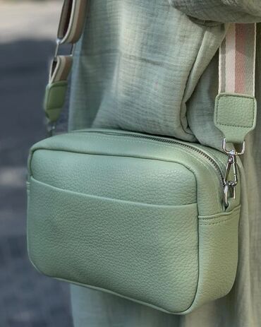 женскую сумку зеленого цвета: Сумка на молнии, всё карманы рабочие, рассветки в наличии, внутренний
