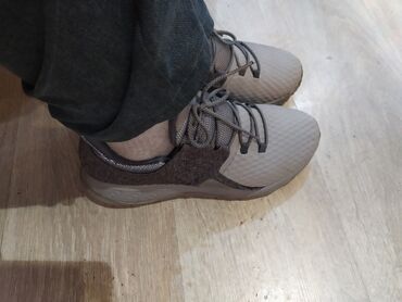 Кроссовки и спортивная обувь: Lining мужской, размер 42
отл.состояние