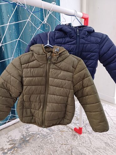 куртки кожаные: Куртка деми бу на 2 года примерно