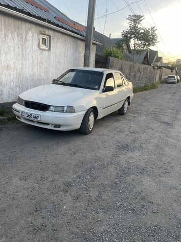 нексия машина: Белый седан Daewoo Nexia, оснащенный четырехдверным кузовом и