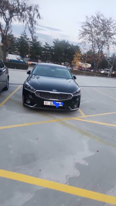 кия к7 2017: Автомобиль Kia к7 в черном цвете. Салон обшит темной кожей, что