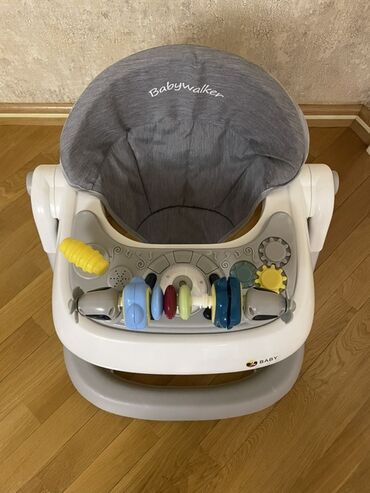 Xodunoklar: Uşaq gəzdirəni – Babywalker - Rəng: ağ/boz - Yumşaq, yüksək arxalı