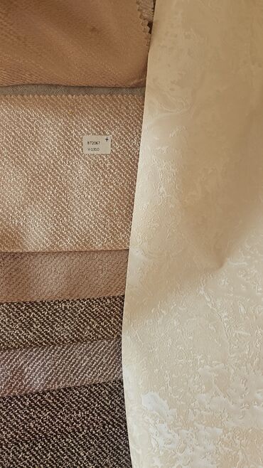 Pərdə və tüllər: Bu dəst tünd bənövşəyi rəngli iki qalın pərdədən və ortada yerləşən ağ — 9