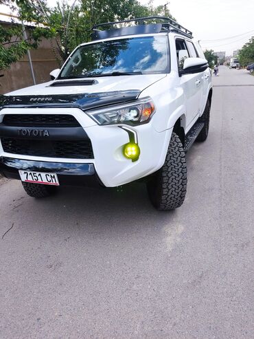фуранер таета: Белый внедорожник Toyota 4Runner с внедорожными шинами и багажником на