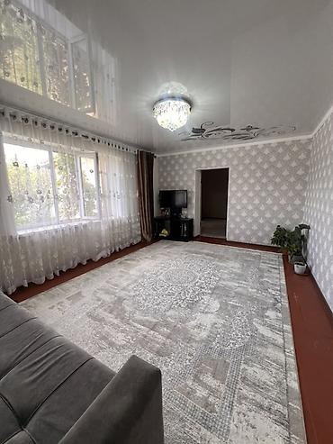 Продажа полдома: Продаю дом В селе Кунтуу, большой двор, 4 сарая, тапчан, навес — 20