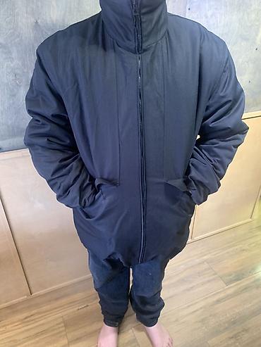 Куртки: Мужская утеплённая куртка, цвет тёмно‑серый/чёрный. Особенности: - — 7