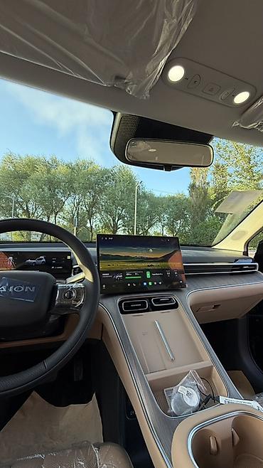 GAC: Черный кроссовер/внедорожник с просторным салоном и бежевой кожаной — 11