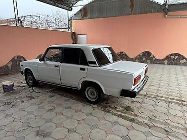 VAZ (LADA): VAZ 2107, ağ rəng, sedan kuzov. Xüsusiyyətlər: - 4 qapı, 5 nəfərlik — 4