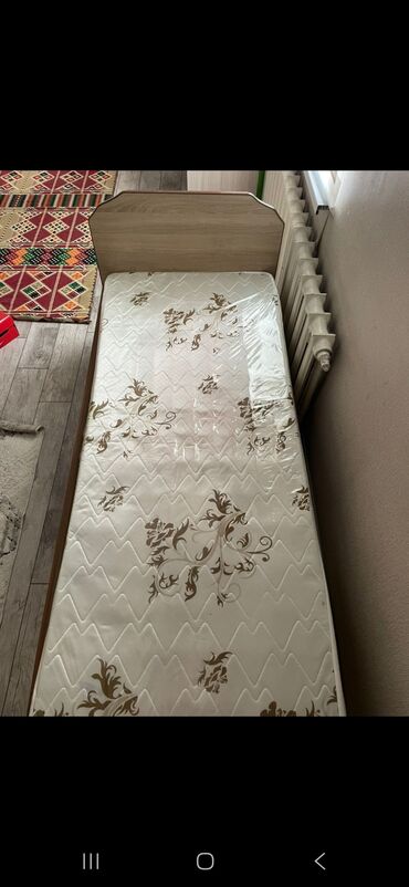 детскую кроватку кроватка к: Односпальная кровать с деревянным каркасом и высоким изголовьем