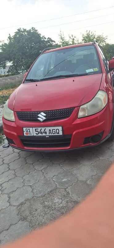 купить машину хендай солярис: Красный кроссовер Suzuki SX4 с полным приводом, оснащенный черными