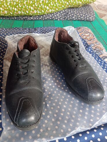 срочно продаю в связи с переездом: Два пары обуви. 1) Черные утепленные полуботинки: - Материал верха