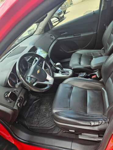 Chevrolet: Chevrolet Cruze sedan – parlaq qırmızı rəngdə, şəhər üçün dinamik və — 5