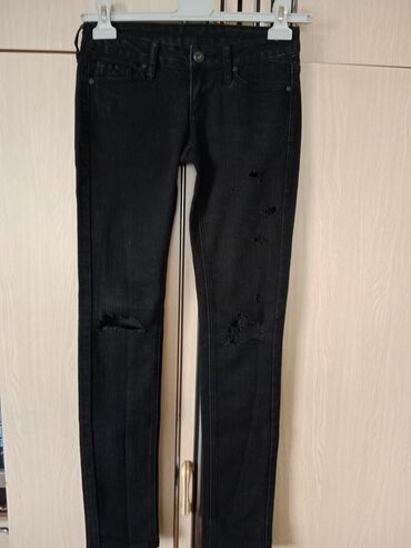Farmerke: Mango jeans crne farmerke
 Veličina 34
kratko nošene
Cena 800 din — 2