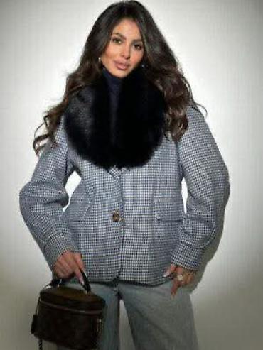 Velicina odgovara za m/l, blago oversize. Krzno se skida. Kao nov na lalafo.rs Velicina odgovara za m/l, blago oversize. Krzno se skida. Kao nov