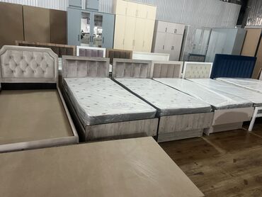кровать кожаная: Кровать с мягким изголовьем, отделанным декоративной стяжкой. Доступна