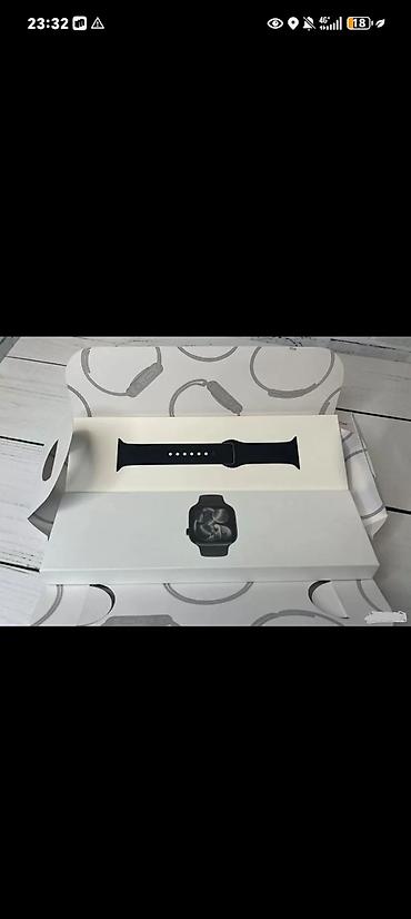Apple Watch 11 series — умные часы в фирменной коробке. На фото —