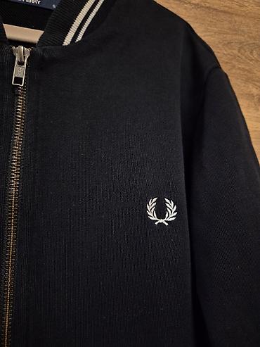 hugo ljubav duks: Prodajem Fred Perry duks na rajsferšlus. Veličina: S Crna boja sa — 3