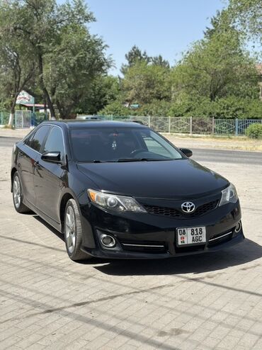 л9 чёрный на белый салон: Автомобиль Toyota Camry черного цвета, элегантный седан с хорошо