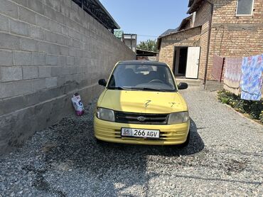 малолитражка авто: Представлен компактный трехдверный автомобиль желтого цвета с черной
