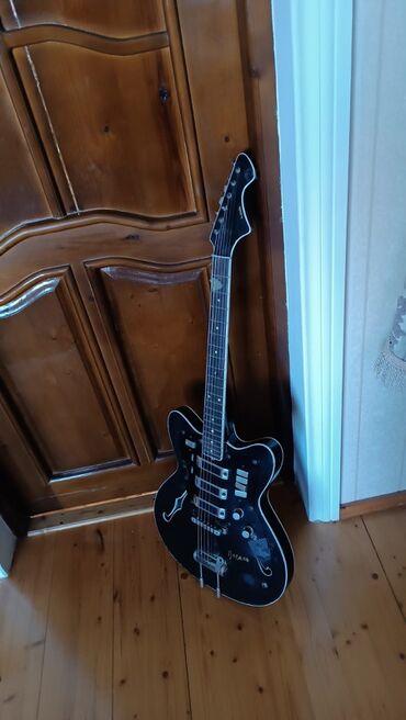 Elektro gitaralar: Tornado Xüsusiyyətlər: - Korpus: yarı-hollow (f delikləri ilə), qalın — 1