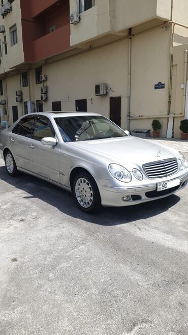 Mercedes-Benz E-Class: 2.4 l | 2003 il Sedan
