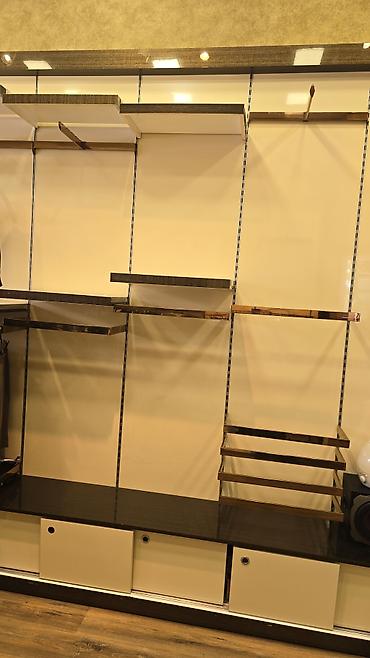 Оборудование для магазинов: Butik üçün tam vitrin və mebel sistemi Tərkib: - Qızılı metal — 3