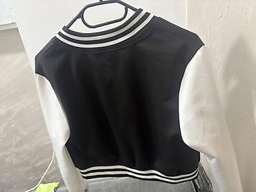ugg guma: Replay varsity jakna, kratki kroj. Crno-bela kombinacija: - crno telo — 2
