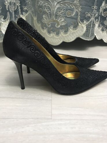 Женская обувь: Туфли 37.5, цвет - Черный