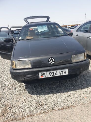 бак на атего: Volkswagen Passat B3 черного цвета. Автомобиль в кузове универсал с