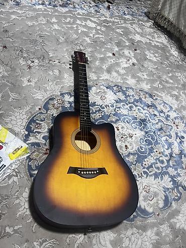 зальные бутсы: Акустическая гитара дредноут с вырезом (cutaway), окраска sunburst — 2