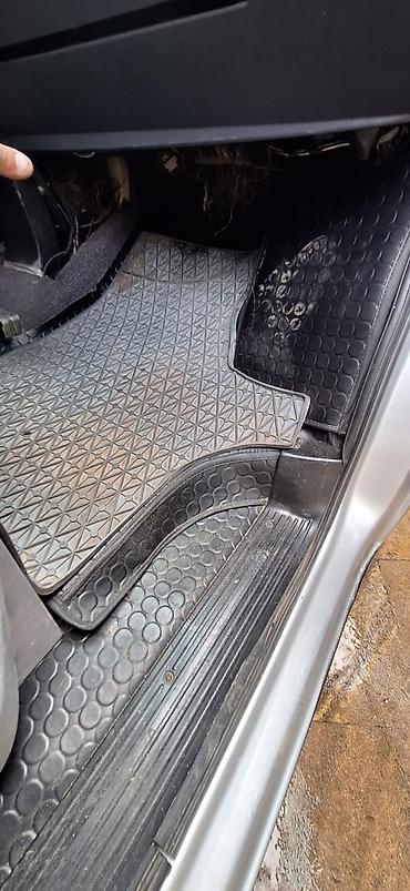 mini cps: Mercedes-Benz Vito minivan Xüsusiyyətlər: - Kuzov: gümüşü rəng, 5 — 3